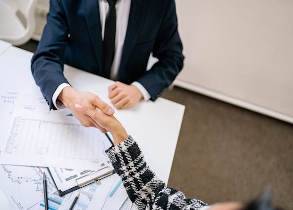 stretta di mano a rappresentare il principio della parità di trattamento tra uomini e donne introdotto con la Direttiva UE 2023/970